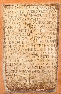 Piazza_di_S_Lorenzo_in_Lucina-Chiesa_omonima-Portico-Lapide_di_reliquie-1112