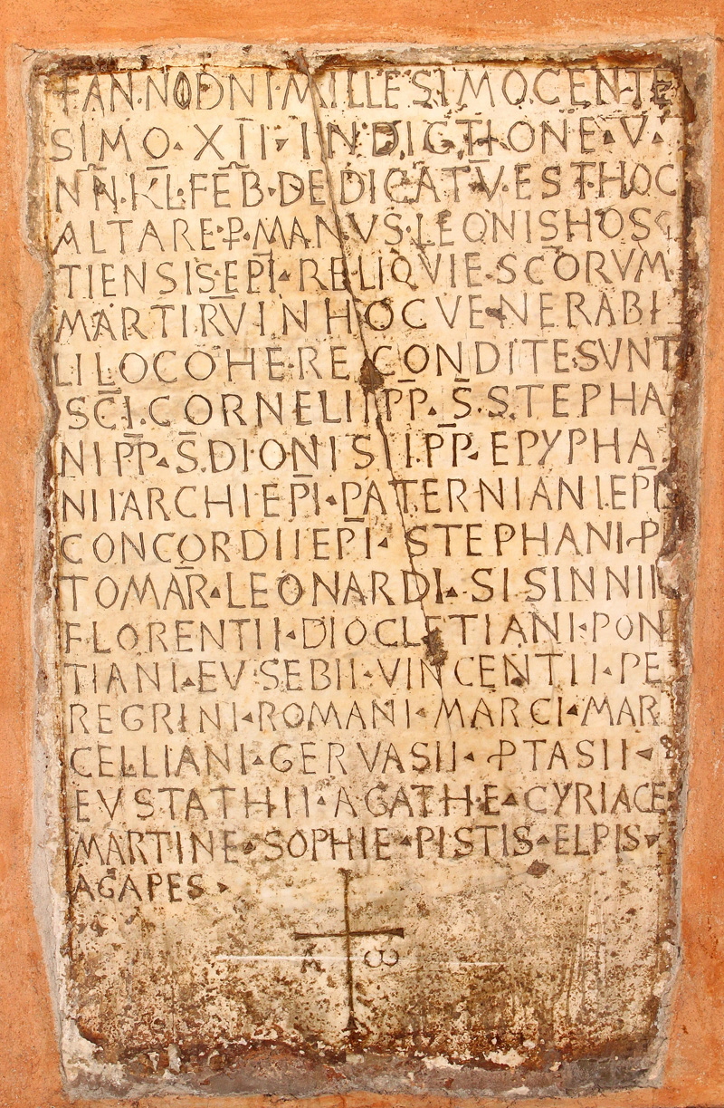 Piazza_di_S_Lorenzo_in_Lucina-Chiesa_omonima-Portico-Lapide_di_reliquie-1112