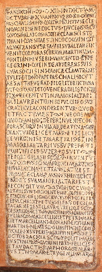 Piazza_di_S_Lorenzo_in_Lucina-Chiesa_omonima-Portico-Lapide_di_reliquie_II-1112
