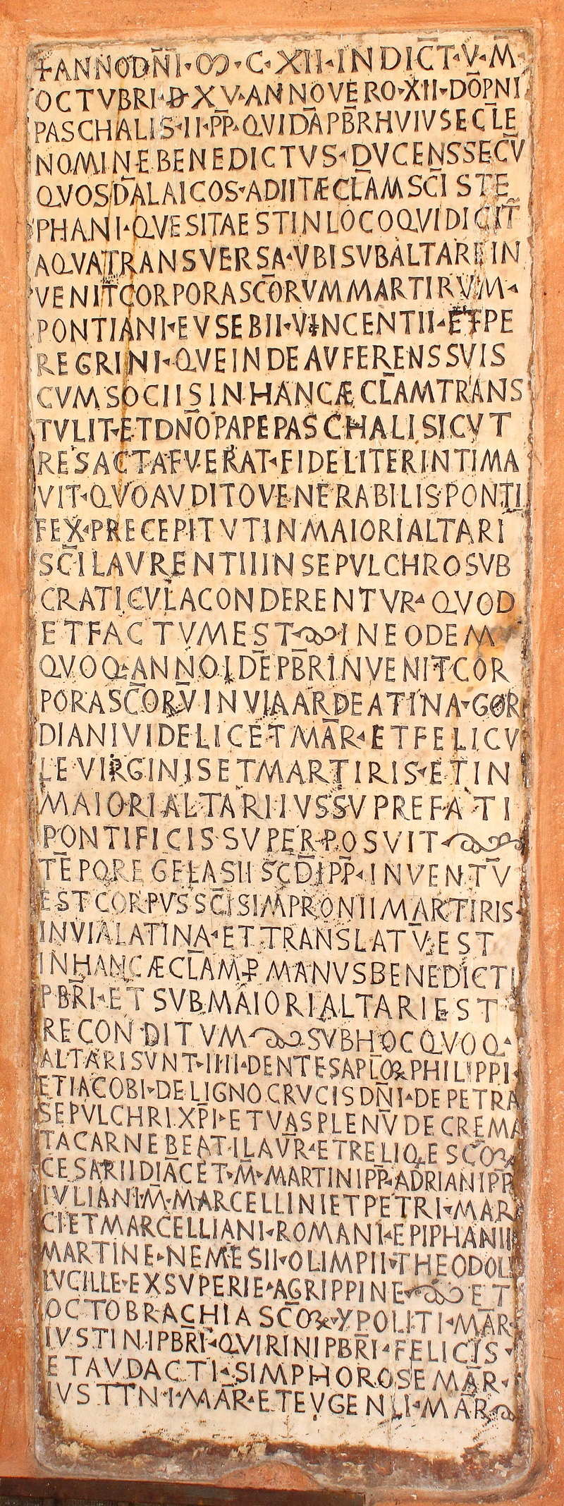 Piazza_di_S_Lorenzo_in_Lucina-Chiesa_omonima-Portico-Lapide_di_reliquie_II-1112