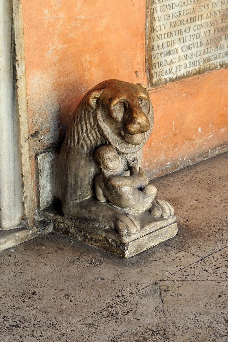 Piazza_di_S_Lorenzo_in_Lucina-Chiesa_omonima-Portico-Leone_destro