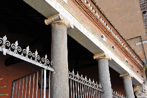 Piazza_di_S_Lorenzo_in_Lucina-Chiesa_omonima-Portico