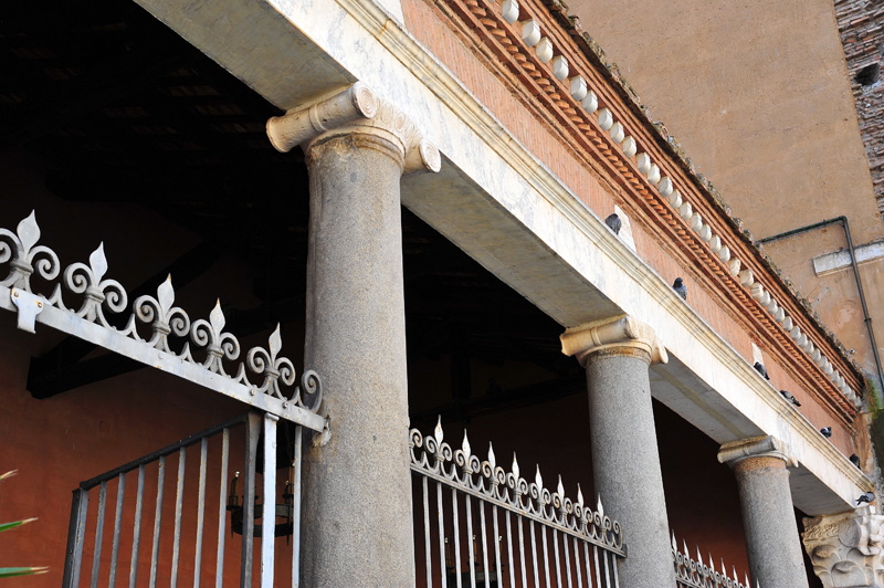 Piazza_di_S_Lorenzo_in_Lucina-Chiesa_omonima-Portico