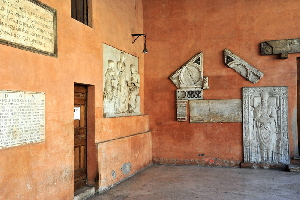 Piazza_di_S_Lorenzo_in_Lucina-Chiesa_omonima-Portico (2)