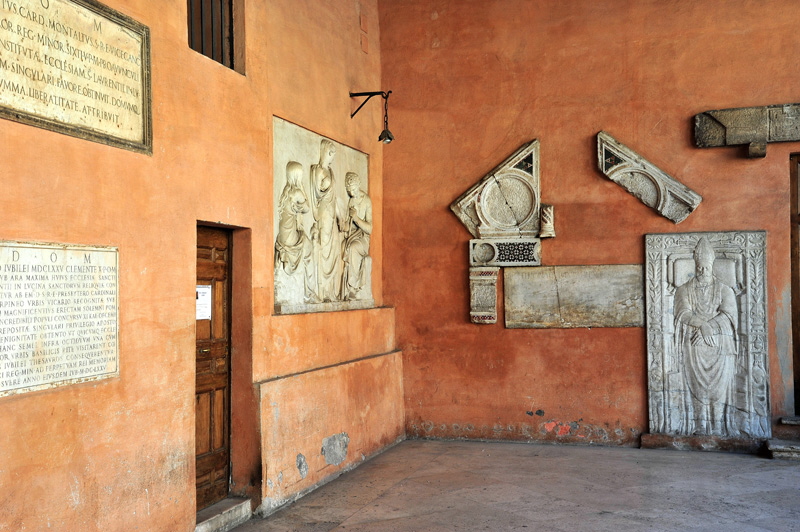 Piazza_di_S_Lorenzo_in_Lucina-Chiesa_omonima-Portico (2)