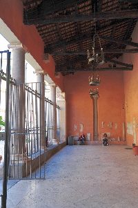 Piazza_di_S_Lorenzo_in_Lucina-Chiesa_omonima-Portico (3)