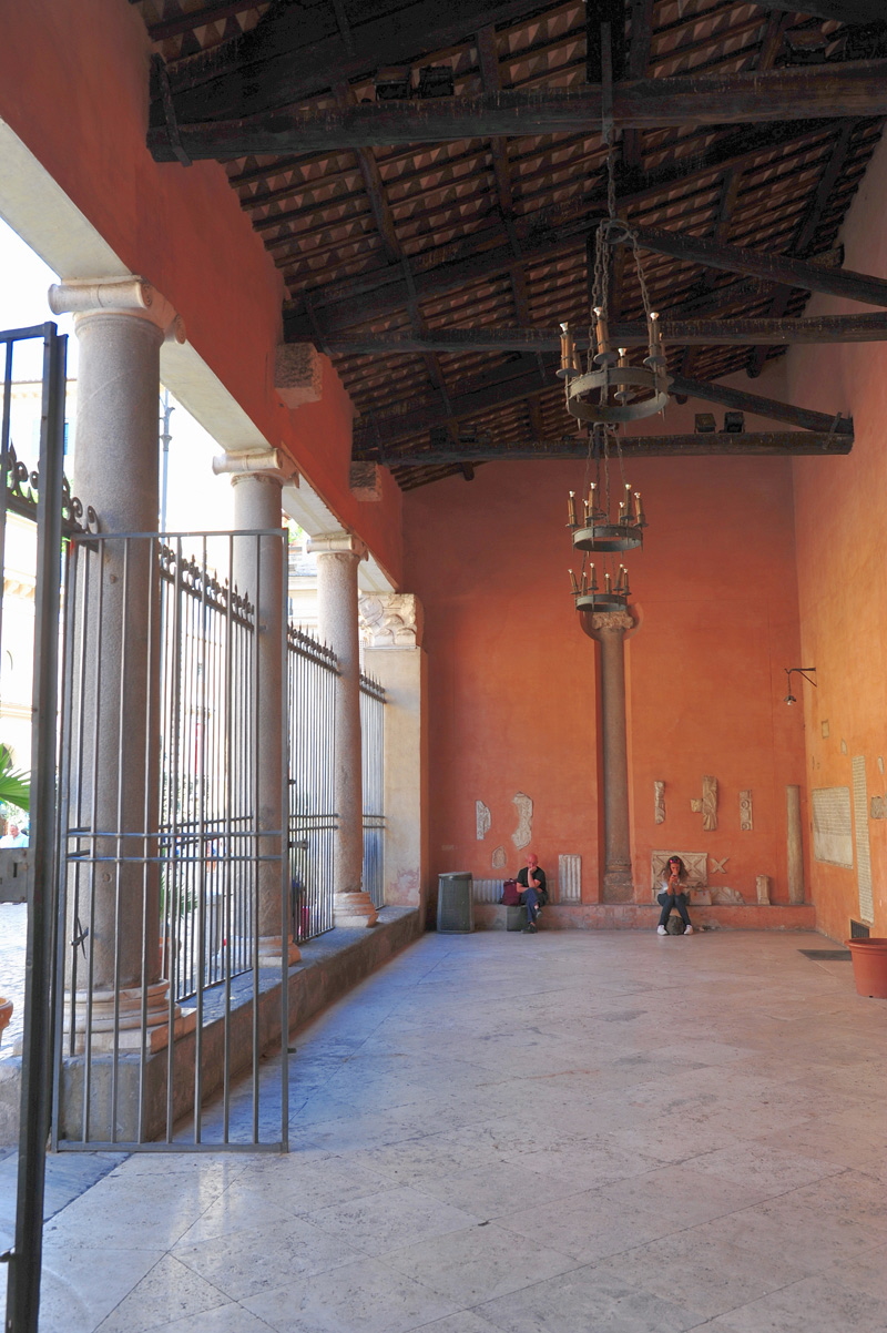 Piazza_di_S_Lorenzo_in_Lucina-Chiesa_omonima-Portico (3)