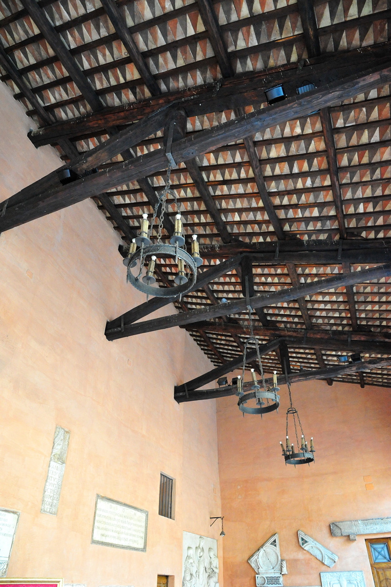 Piazza_di_S_Lorenzo_in_Lucina-Chiesa_omonima-Portico (6)