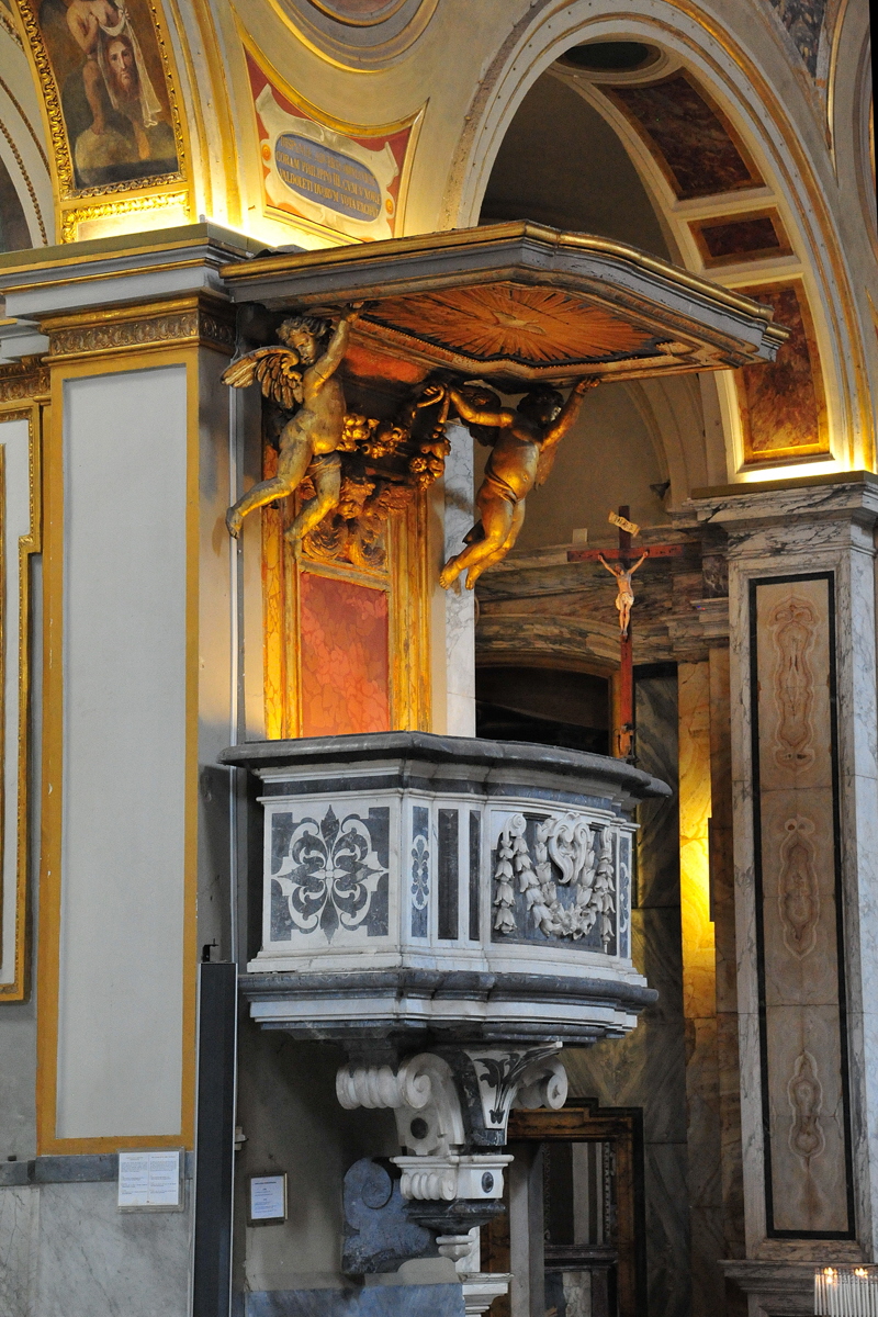 Piazza_di_S_Lorenzo_in_Lucina-Chiesa_omonima-Pulpito (2)