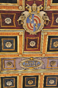 Piazza_di_S_Lorenzo_in_Lucina-Chiesa_omonima-Soffitto-Stemma_di_Pio_IX