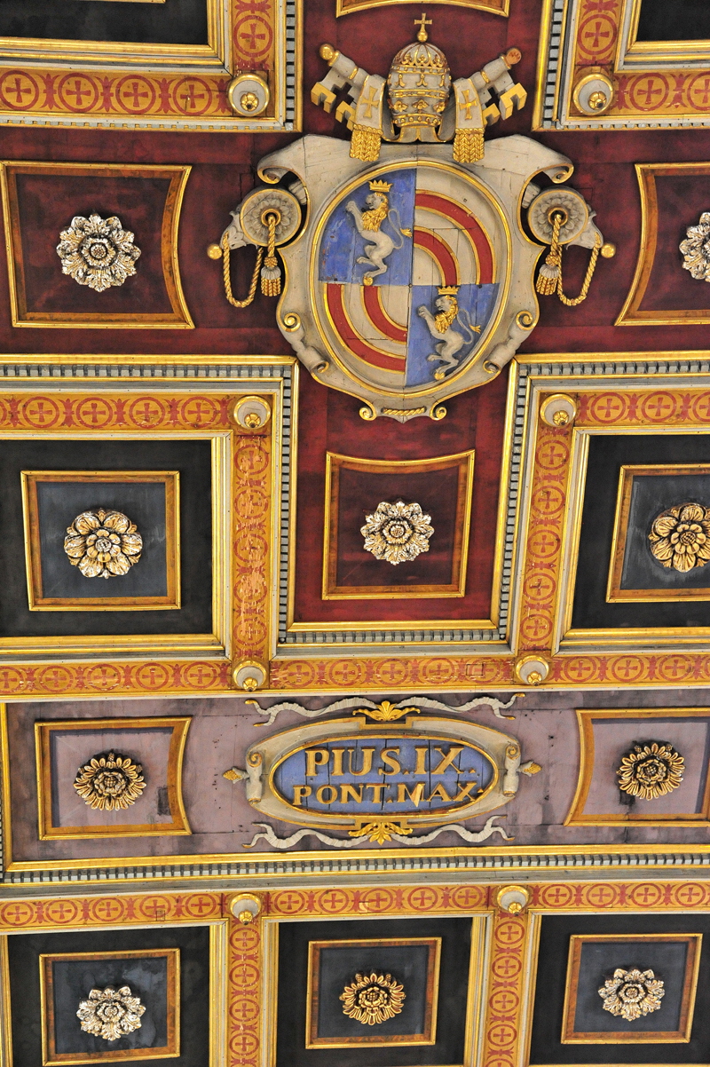Piazza_di_S_Lorenzo_in_Lucina-Chiesa_omonima-Soffitto-Stemma_di_Pio_IX