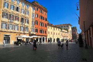 Piazza_di_S_Lorenzo_in_Lucina (3)