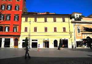 Piazza_di_S_Lorenzo_in_Lucina (7)
