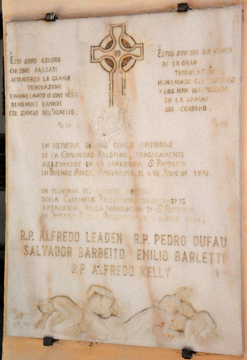 Piazza_di_S_Silvestro-Chiesa_di_S_Silvestro_in_Capite-Patio-Lapide_1976