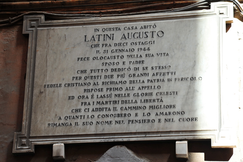 Via_del_Collegio_Capranica-Lapide_di_Augusto_Latini_al_n_33-1944