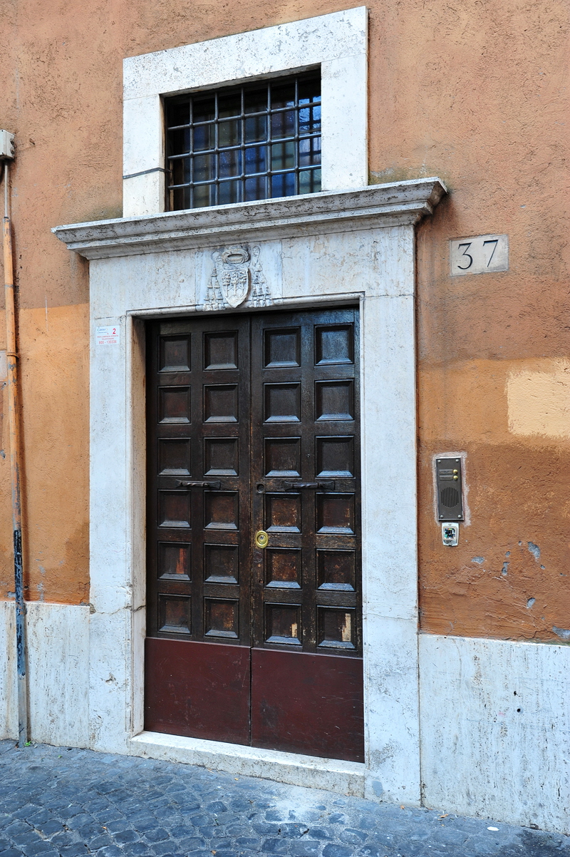 Via_del_Collegio_Capranica-Portone_al_n_37 (2)