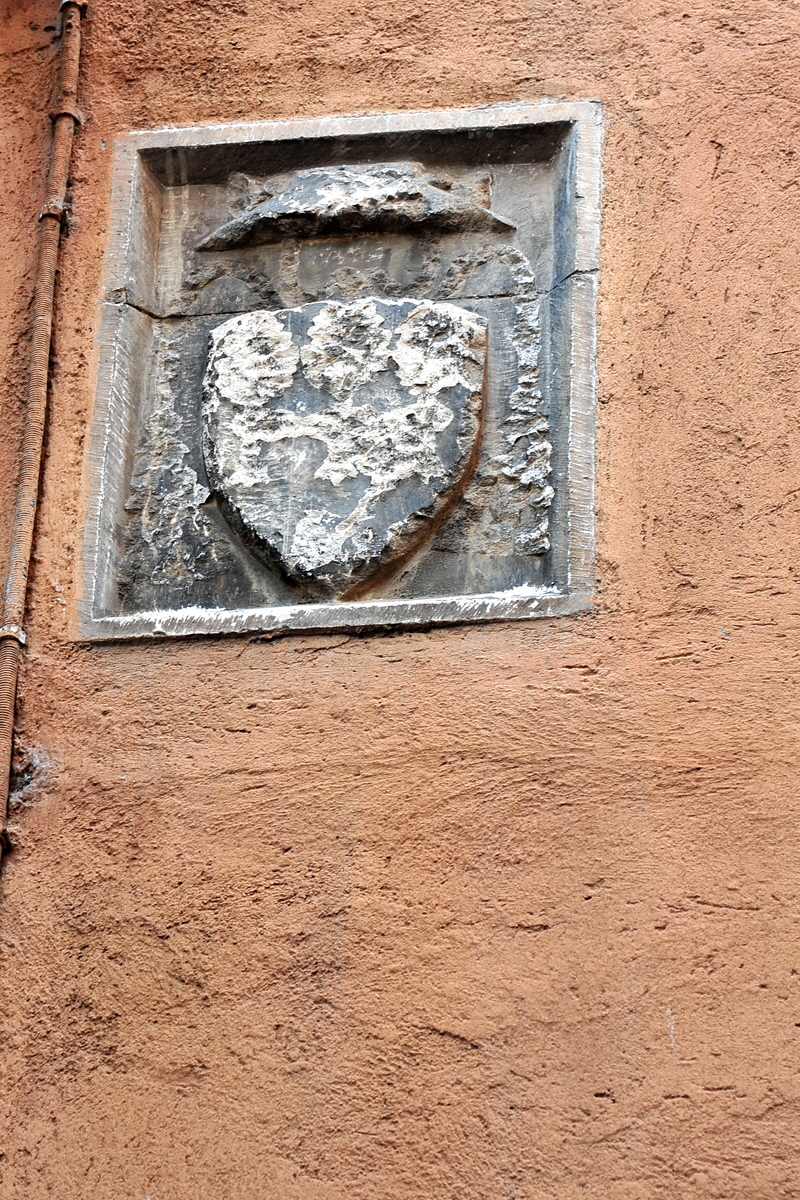 Via_del_Collegio_Capranica-Stemma_2_della_Famiglia_Capranica_al_n_37