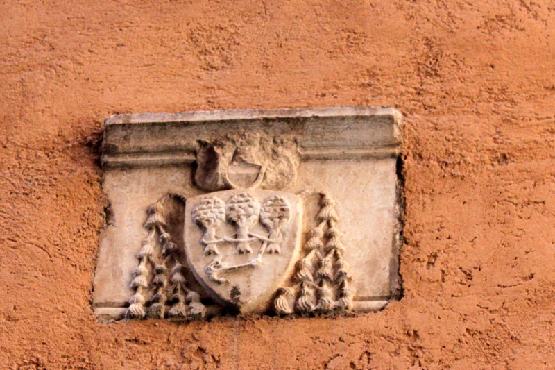 Via_del_Collegio_Capranica-Stemma_Capranica_al_n_43