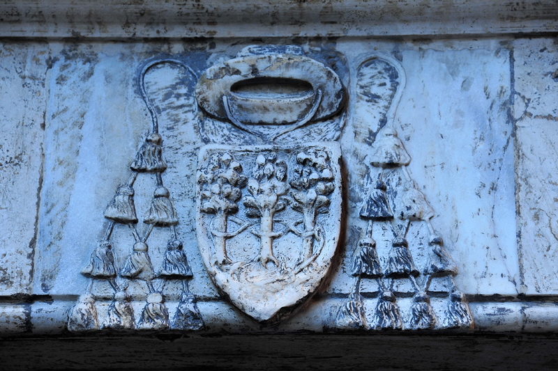 Via_del_Collegio_Capranica-Stemma_della_Famiglia_Capranica_al_n_37