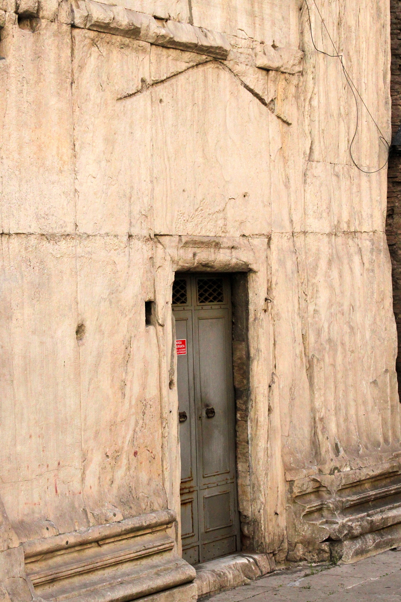 Via_della_Rotonda-Pantheon-Lato_esterno_sinistro-Ingresso_scale