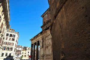 Via_della_Rotonda-Pantheon-Lato_esterno_sinistro (5)