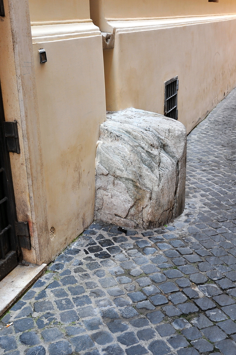 Vicolo_della_Spada_di_Orlando-Colonna_di_cipollino_al_n_72