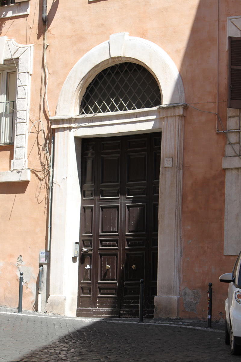 Via Cimarra - Portone laterale del Palazzo Cimarra