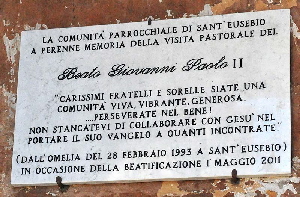 Piazza_Vittorio-Chiesa_di_S_Eusebio-Lapidi_visita_Giovanni_Poaolo_II-2011