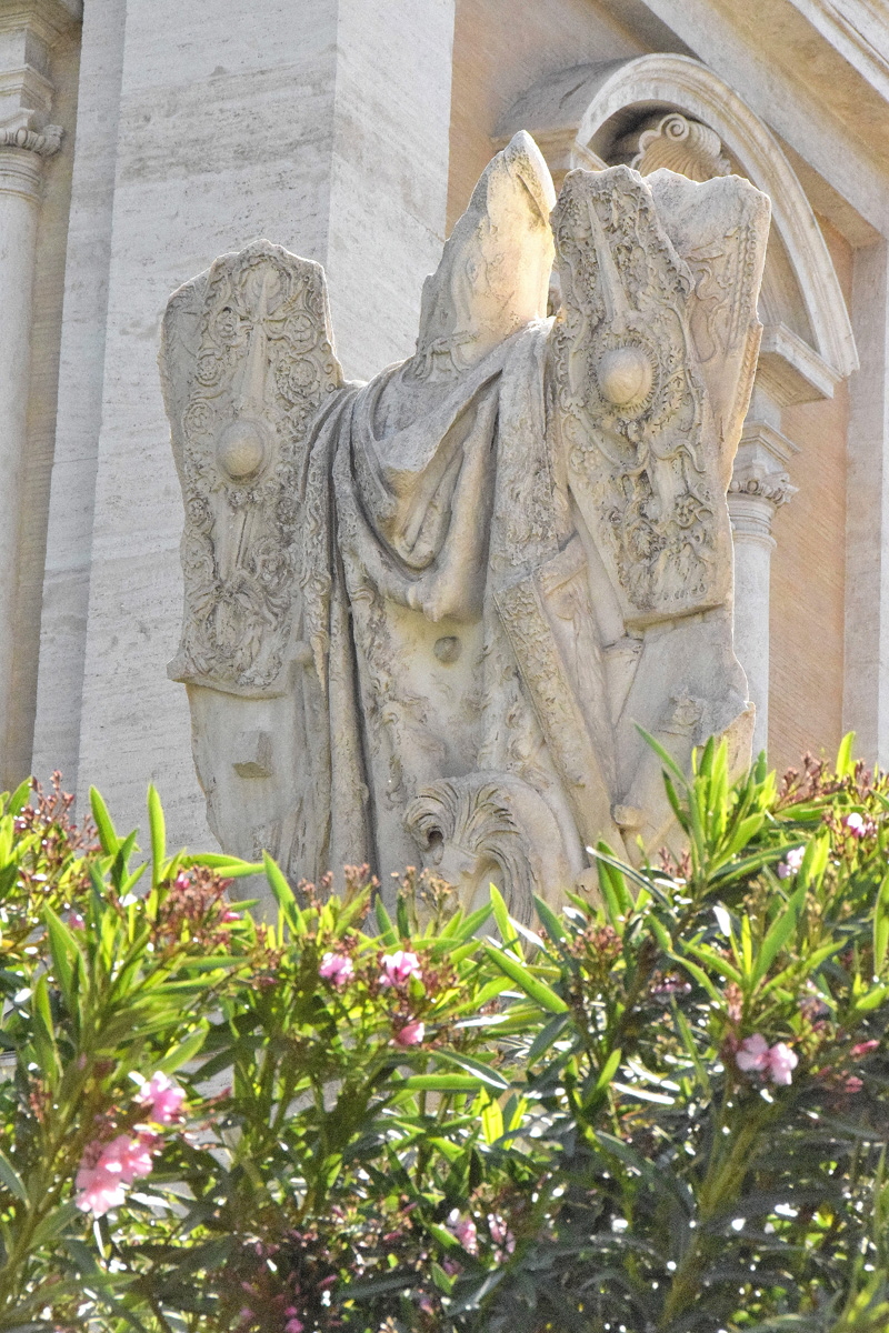 Piazza_dell_Ara_Coeli-Cordonata_Campidoglio-Trofei_Mario (2)