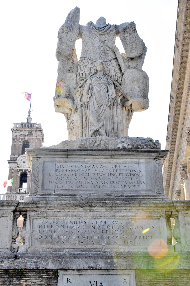 Piazza_dell_Ara_Coeli-Cordonata_Campidoglio-Trofei_Mario (3)