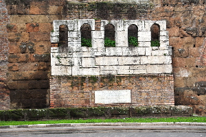 Piazza_di_Porta_Maggiore-Resti_Porta_Romana (2)