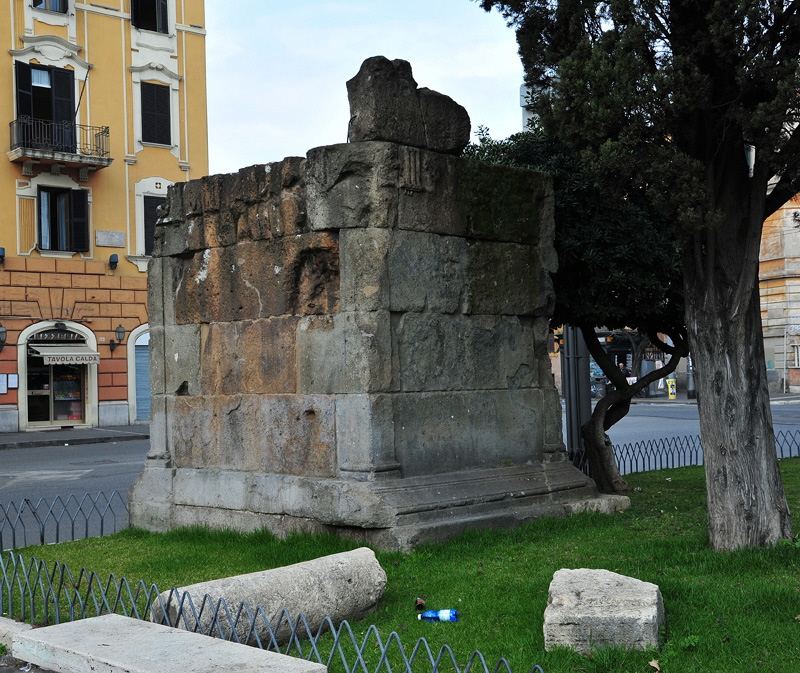 Piazza_di_Porta_Maggiore-Sepolcro_Romano (2)