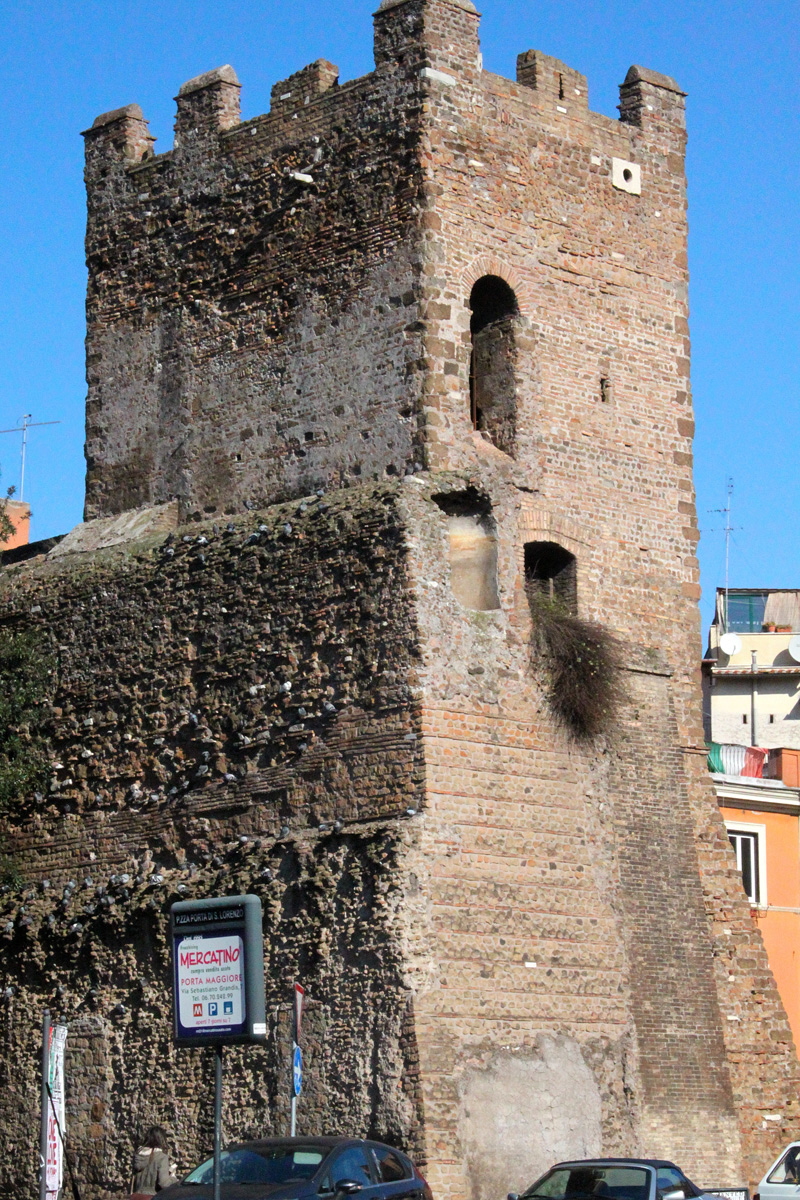 Piazza_di_Porta_di_San_Lorenzo-Mura_Aureliane (4)