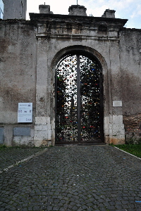 Piazza_di_Santa_Croce_in_Gerusalemme-Anfiteatro_Sessoriano-Ingresso (2)