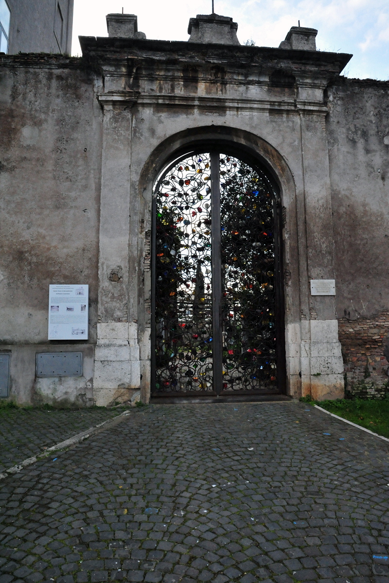 Piazza_di_Santa_Croce_in_Gerusalemme-Anfiteatro_Sessoriano-Ingresso (2)