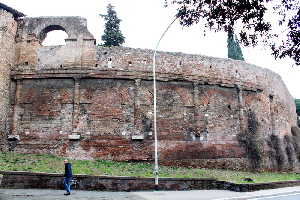 Piazza_di_Santa_Croce_in_Gerusalemme-Anfiteatro_Sessoriano