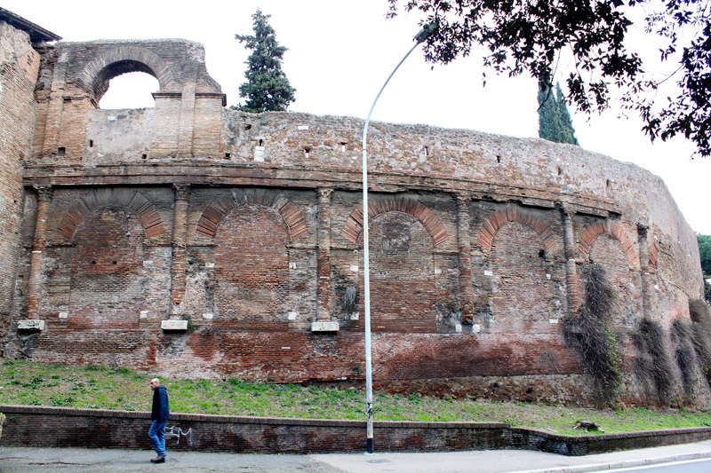 Piazza_di_Santa_Croce_in_Gerusalemme-Anfiteatro_Sessoriano