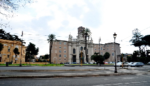 Piazza_di_Santa_Croce_in_Gerusalemme-Basilica (16)