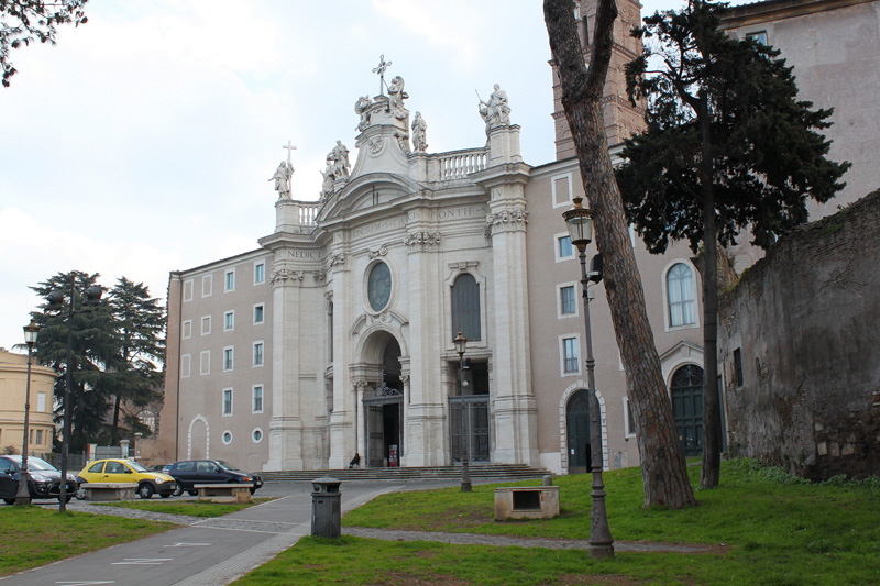 Piazza_di_Santa_Croce_in_Gerusalemme-Basilica (18)