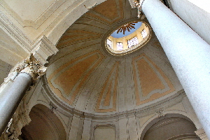 Piazza_di_Santa_Croce_in_Gerusalemme-Basilica_omonima-Atrio (2)_01