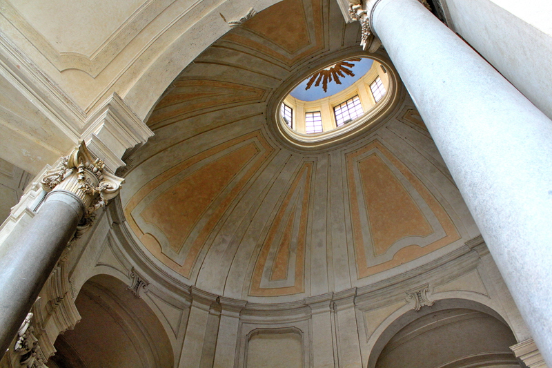 Piazza_di_Santa_Croce_in_Gerusalemme-Basilica_omonima-Atrio (2)_01