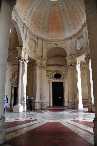 Piazza_di_Santa_Croce_in_Gerusalemme-Basilica_omonima-Atrio (5)