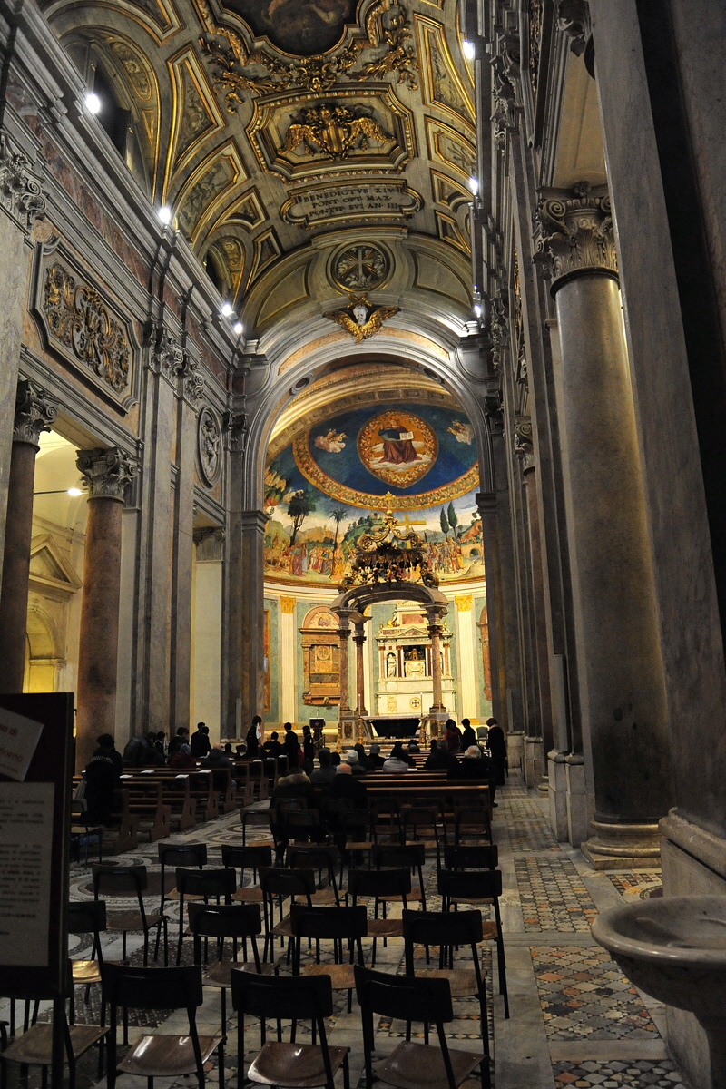 Piazza_di_Santa_Croce_in_Gerusalemme-Basilica_omonima-Navata_centrale (2)