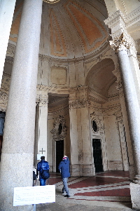 Piazza_di_Santa_Croce_in_Gerusalemme-Basilica_omonima-atrio