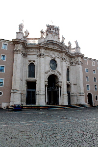 Piazza_di_Santa_Croce_in_Gerusalemme-Basilica_omonima (10)