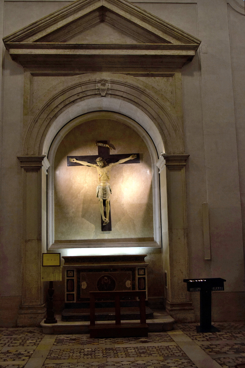 Piazza_di_Santa_Croce_in_Gerusalemme-Chiesa_omonima-Capp_del_Cricifisso (2)_02 - Copie