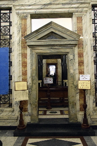 Piazza_di_Santa_Croce_in_Gerusalemme-Chiesa_omonima-Cappella_delle_Reliquie