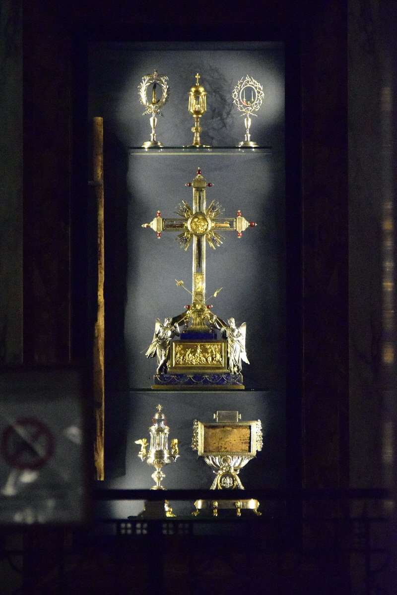 Piazza_di_Santa_Croce_in_Gerusalemme-Chiesa_omonima-Cappella_delle_Reliquie (2)