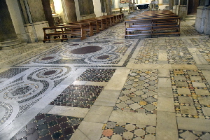 Piazza_di_Santa_Croce_in_Gerusalemme-Chiesa_omonima-Pavimento