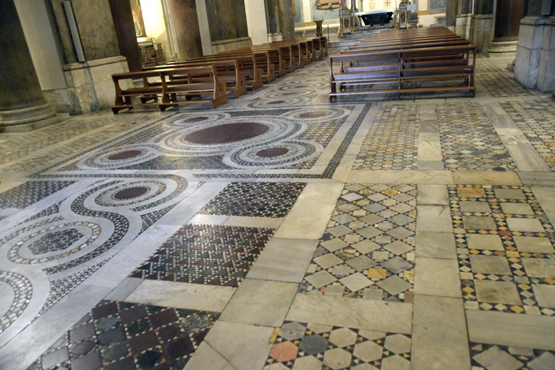 Piazza_di_Santa_Croce_in_Gerusalemme-Chiesa_omonima-Pavimento
